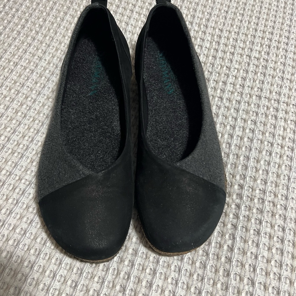 Black and Gray Casual Slip-On Flats